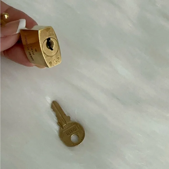 LV 🔐 208 this is the 200 series - Picture 5 of 5